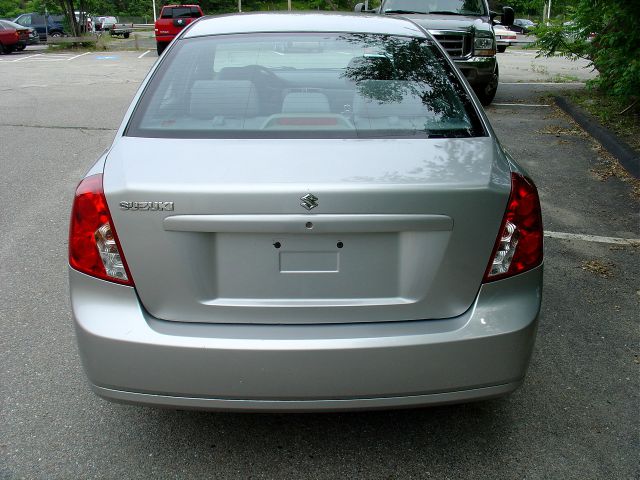 Suzuki Forenza 2005 photo 2