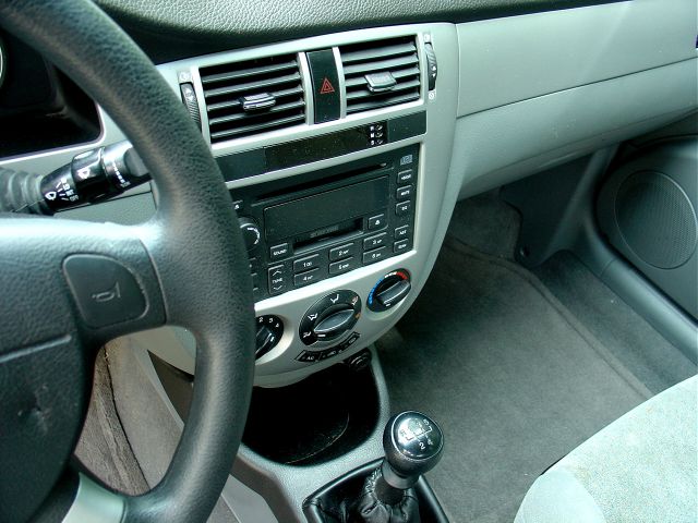 Suzuki Forenza 2005 photo 9
