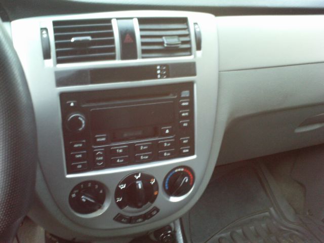 Suzuki Forenza 2005 photo 2