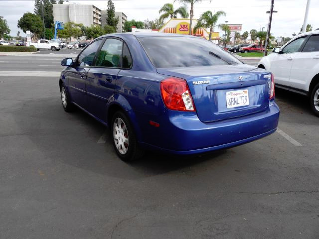 Suzuki Forenza 2005 photo 2