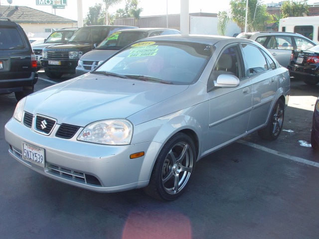 Suzuki Forenza 2005 photo 2