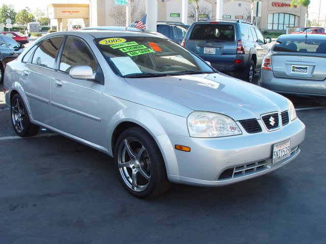Suzuki Forenza 2005 photo 4