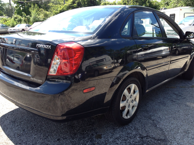Suzuki Forenza 2005 photo 2