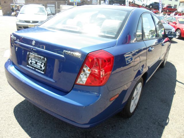 Suzuki Forenza 2006 photo 3