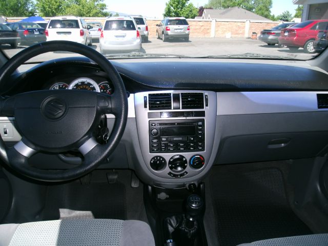 Suzuki Forenza 2006 photo 1
