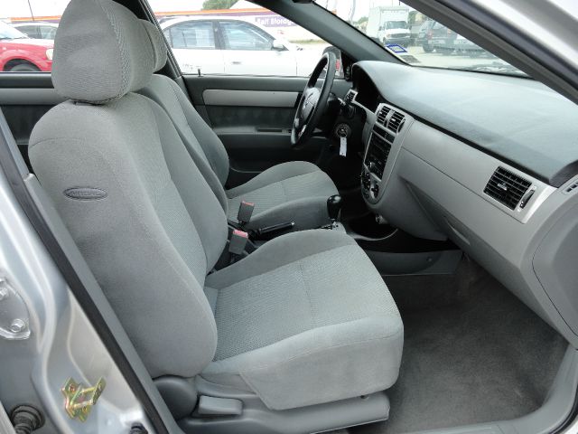 Suzuki Forenza 2006 photo 16