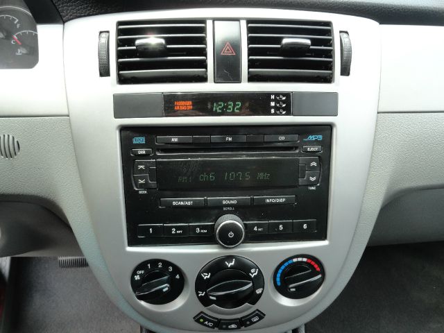 Suzuki Forenza 2006 photo 3