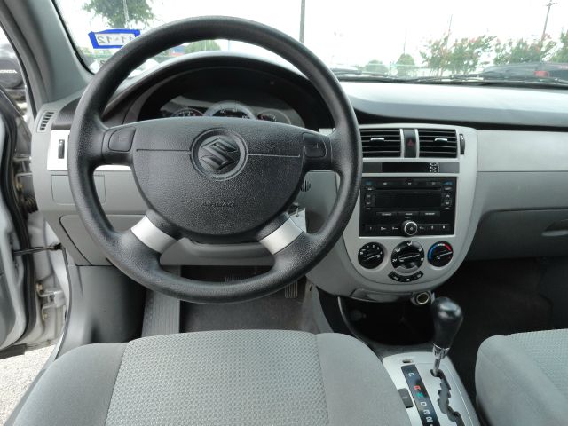Suzuki Forenza 2006 photo 5