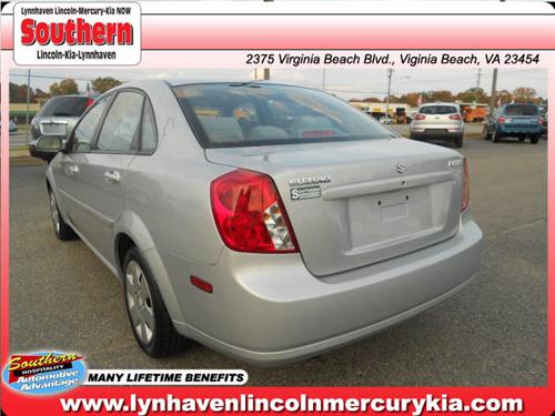 Suzuki Forenza 2007 photo 2