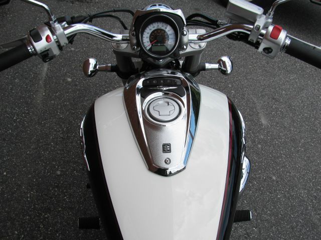 Suzuki M50 2009 photo 1