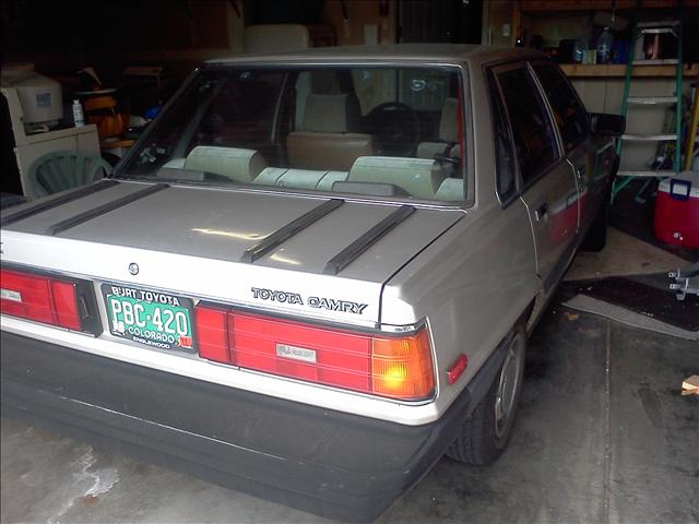 Toyota Camry 1985 photo 1