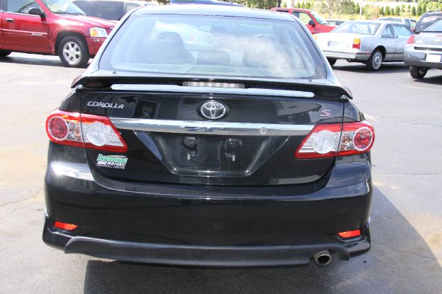 Toyota Corolla Supercab Flareside XL Sedan