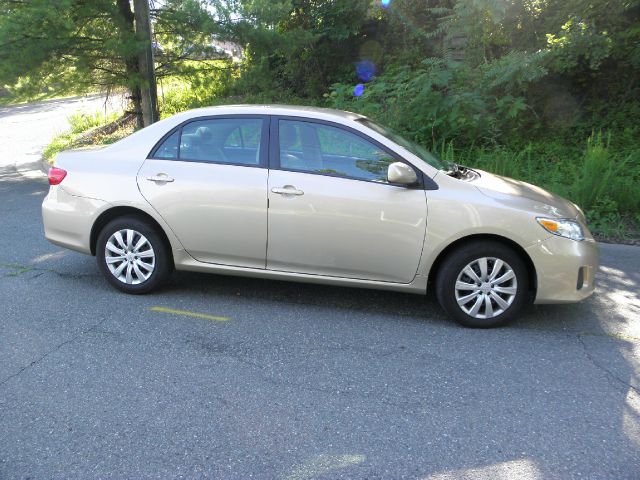 Toyota Corolla Supercab Flareside XL Sedan
