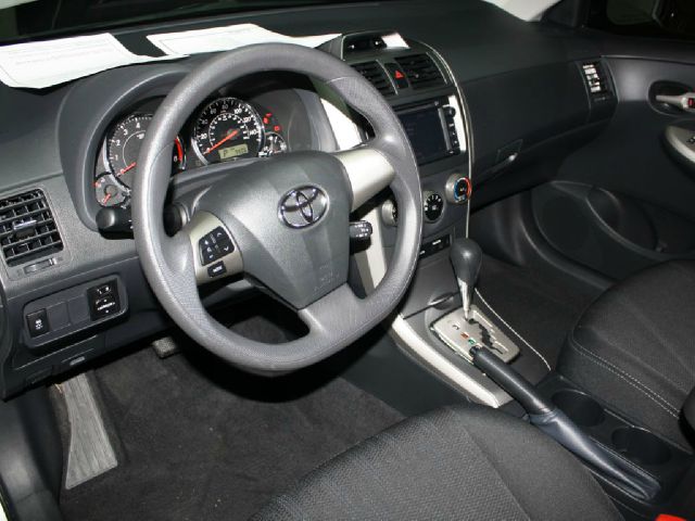Toyota Corolla Supercab Flareside XL Sedan