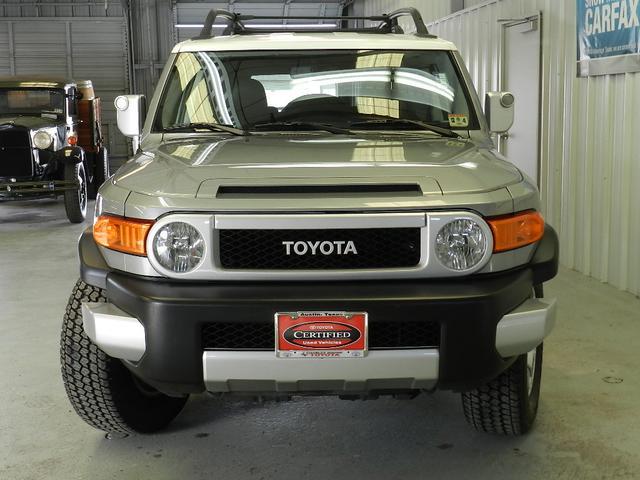 Toyota FJ Cruiser 2010 photo 2