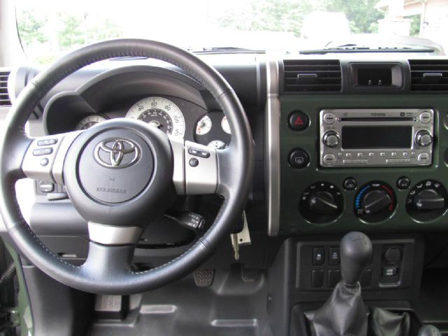 Toyota FJ Cruiser Limited - 4X4 Quadra Drive SUV