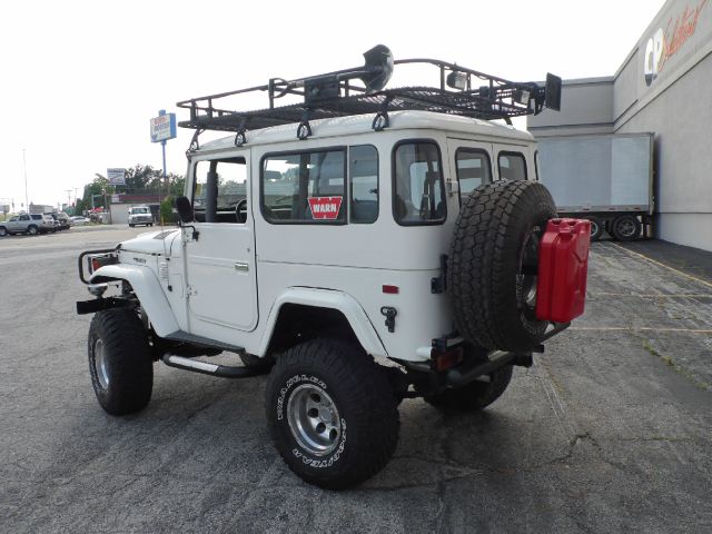 Toyota LandCruiser SLT 25 SUV