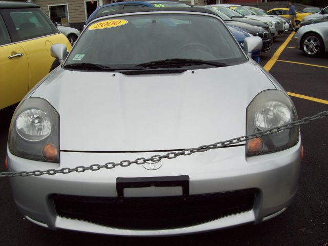 Toyota MR2 Spyder 2000 photo 2