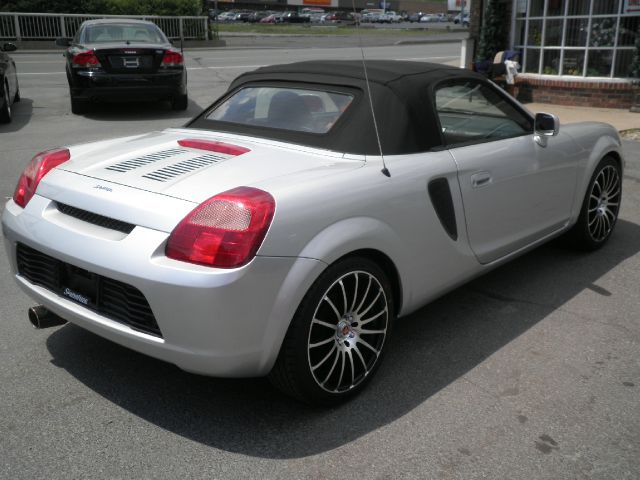 Toyota MR2 Spyder 2001 photo 2