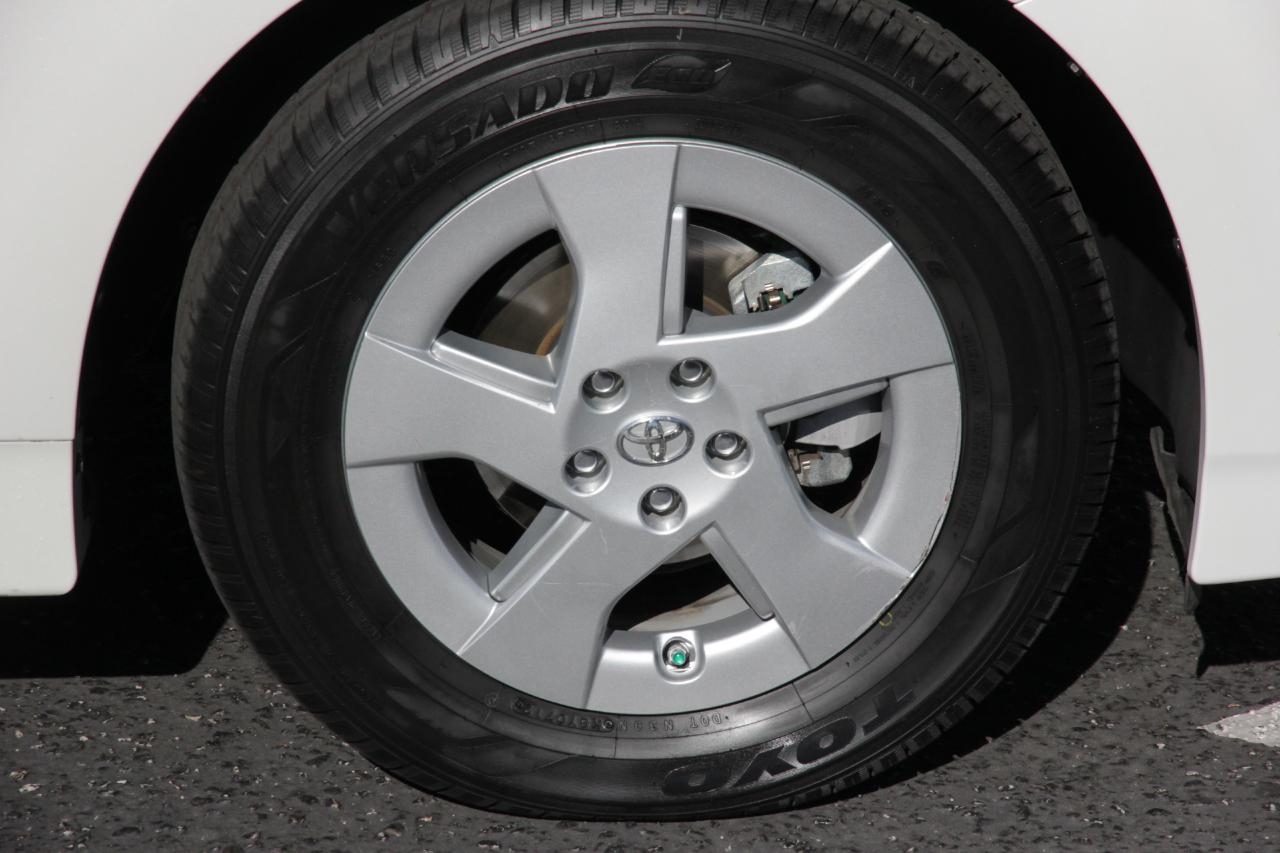 Toyota Prius 2011 photo 2