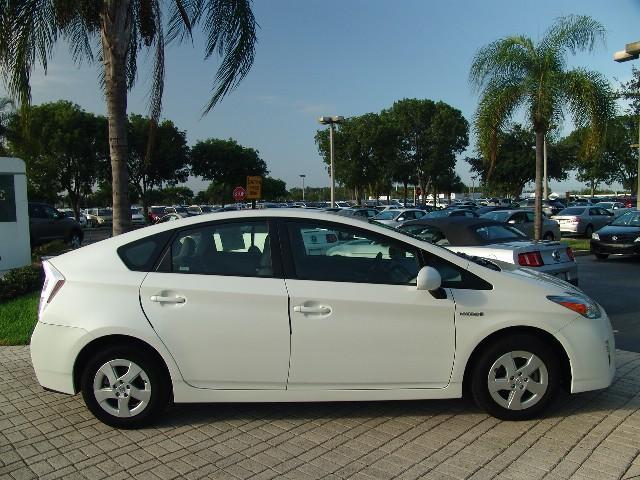 Toyota Prius 2011 photo 2