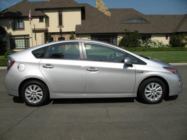 Toyota Prius Plug-in 2013 photo 2
