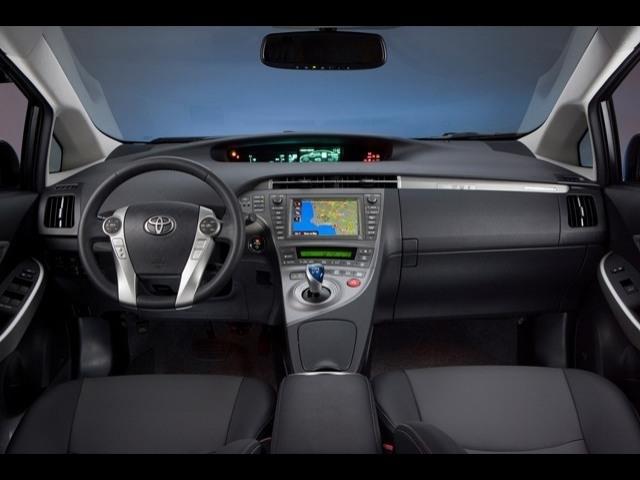 Toyota Prius Plug-in 2013 photo 2