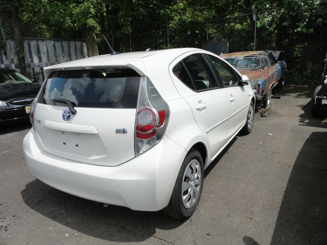 Toyota Prius c 2012 photo 2