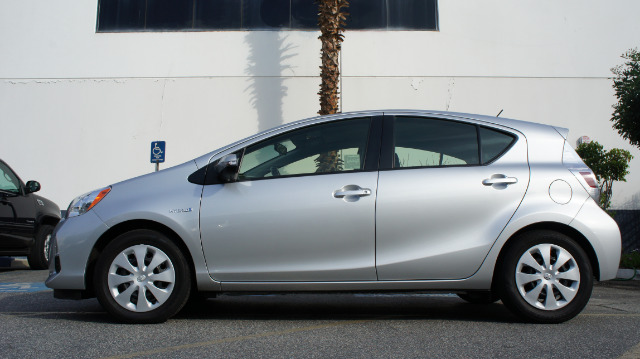 Toyota Prius c 2013 photo 3