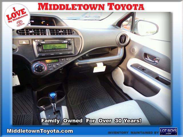 Toyota Prius c 2013 photo 3