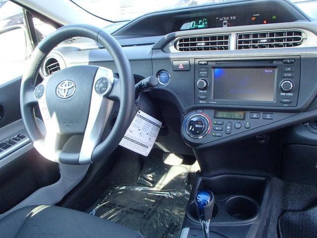 Toyota Prius c 2013 photo 1