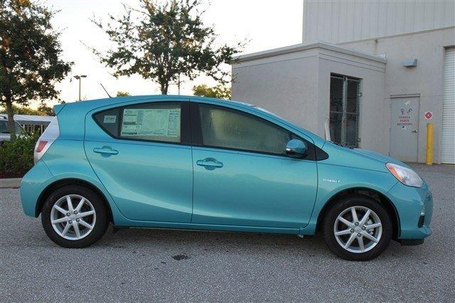 Toyota Prius c 2013 photo 2