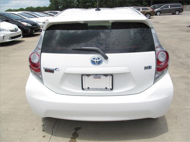 Toyota Prius c 2013 photo 4