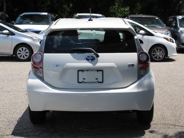 Toyota Prius c 2013 photo 4