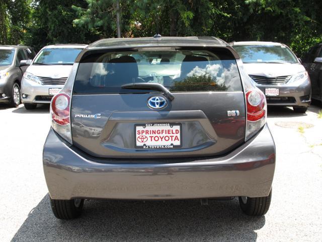 Toyota Prius c 2013 photo 2