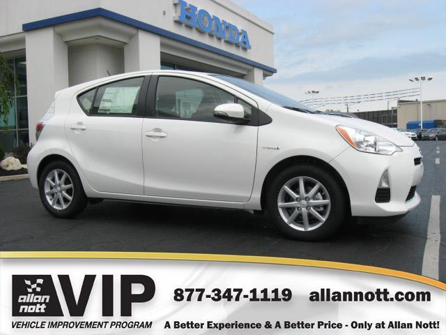 Toyota Prius c 2013 photo 2