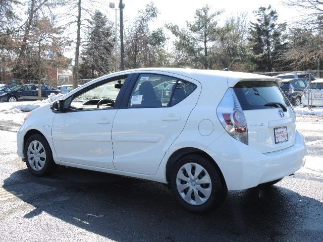 Toyota Prius c 2013 photo 1