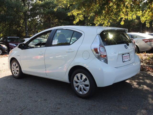 Toyota Prius c 2013 photo 2
