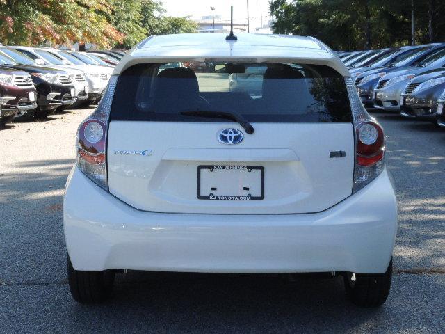 Toyota Prius c 2013 photo 3