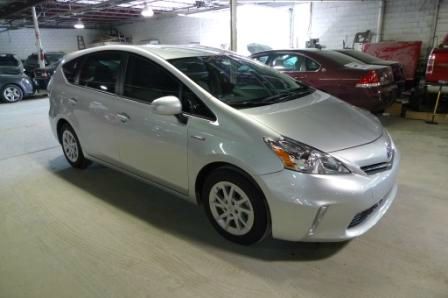 Toyota Prius v 2012 photo 1