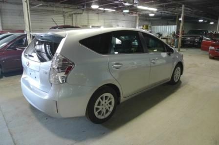 Toyota Prius v 2012 photo 4