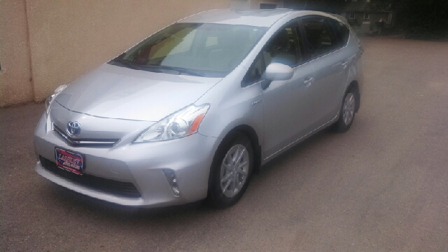 Toyota Prius v 2012 photo 1