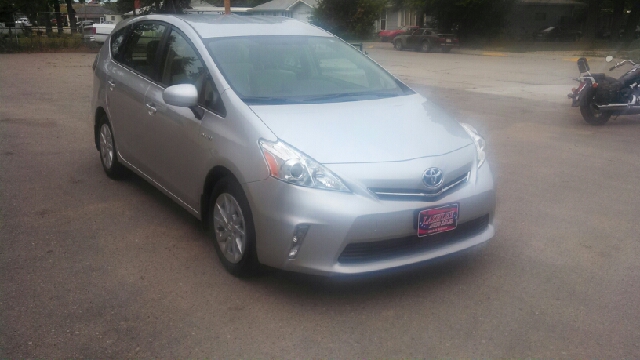 Toyota Prius v 2012 photo 2