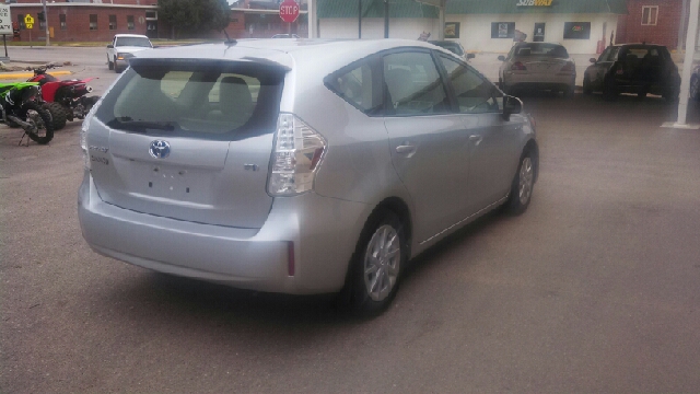 Toyota Prius v 2012 photo 3
