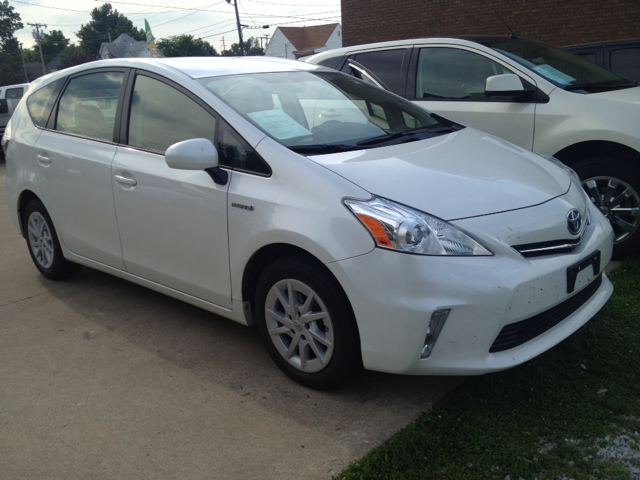 Toyota Prius v 2012 photo 1