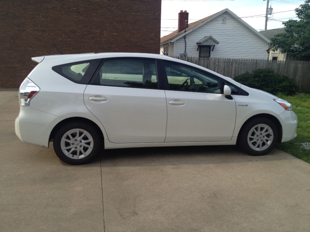 Toyota Prius v 2012 photo 2