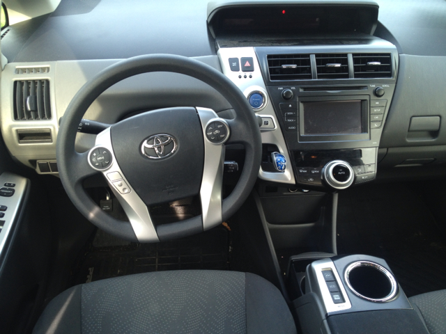 Toyota Prius v 2012 photo 4