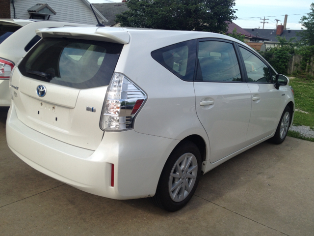 Toyota Prius v 2012 photo 5