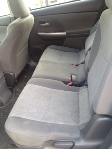 Toyota Prius v 2012 photo 7