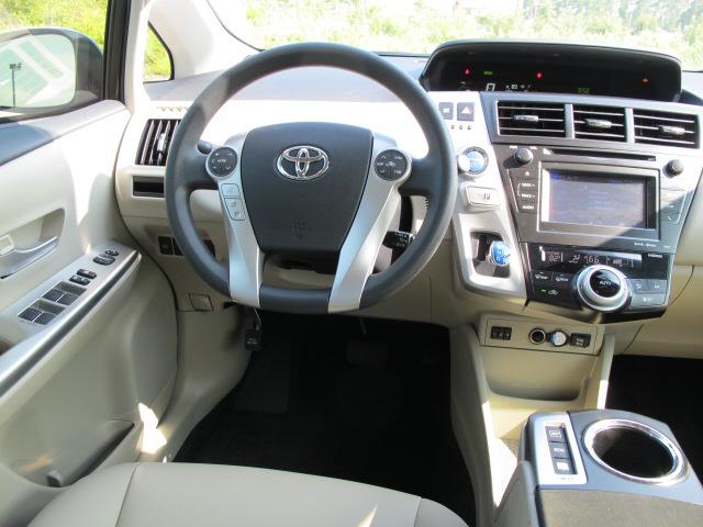 Toyota Prius v 2012 photo 2